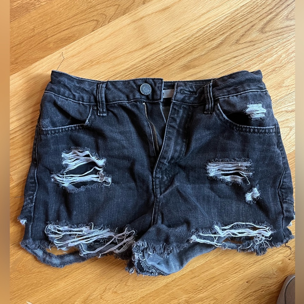 Black jeans shorts by Refuge